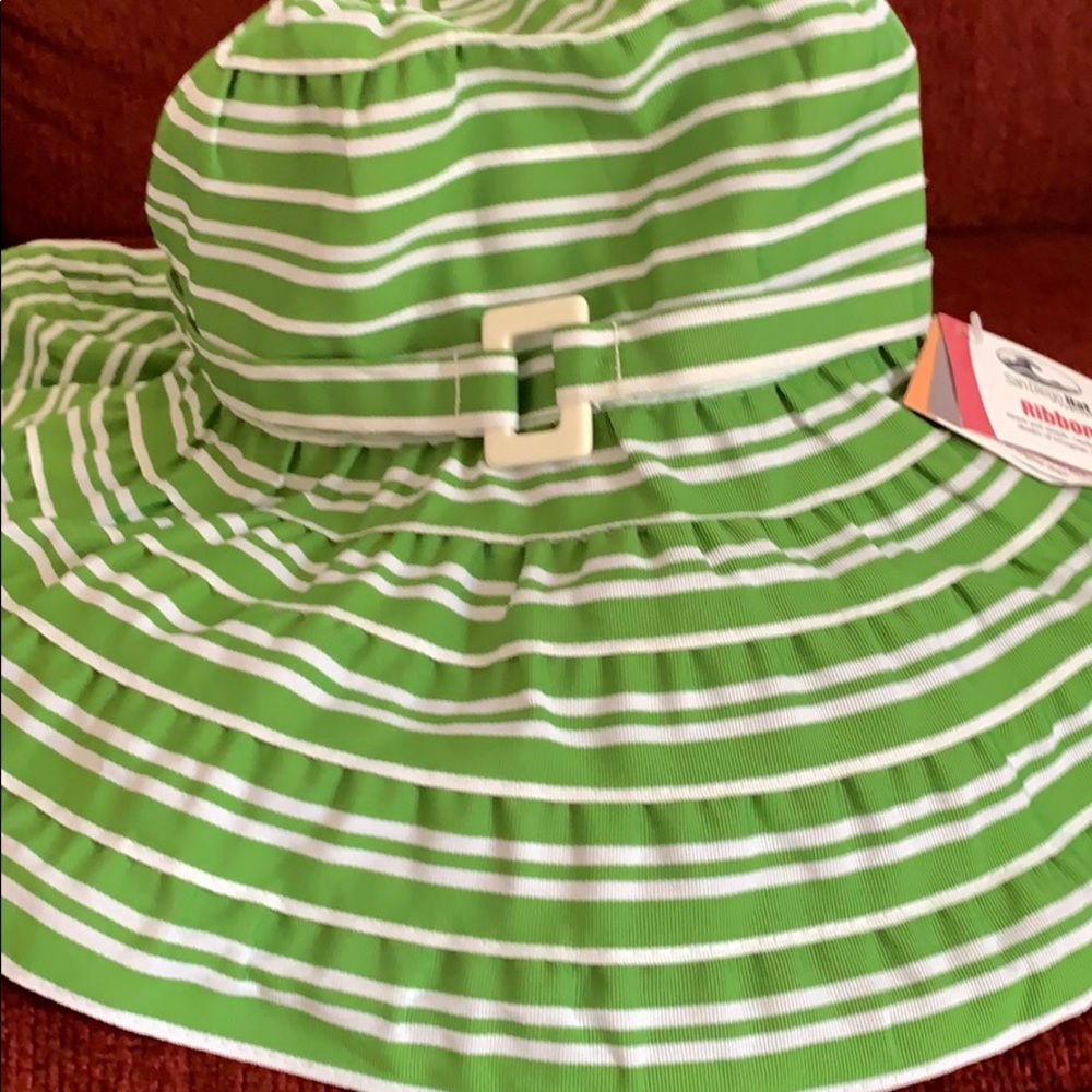 FUN GREEN & WHITE RIBBON HAT